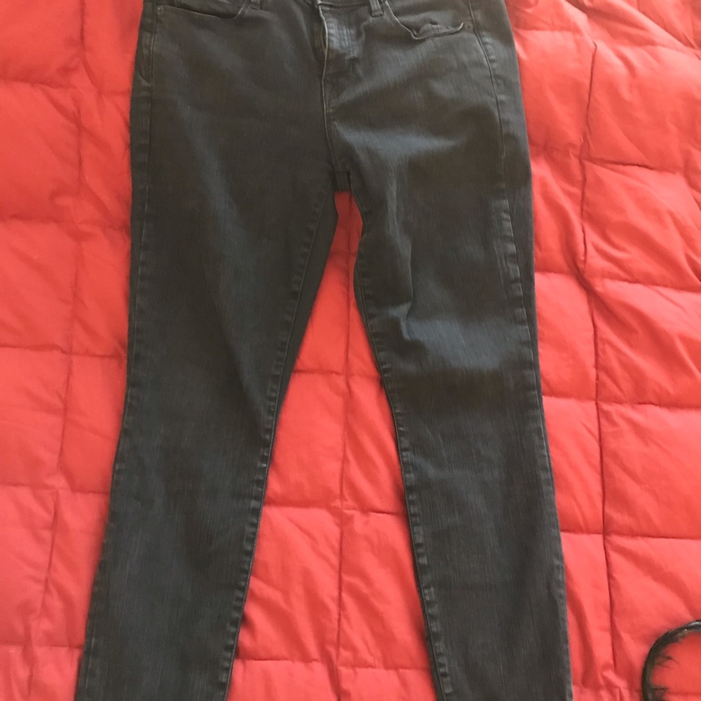 Like new.  Gap leggings jeans. 29S